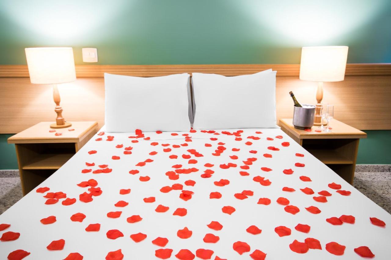 Hotel Golden Park All Inclusive Pocos De Caldas By Nacional Inn Zewnętrze zdjęcie Rose petals on a bed