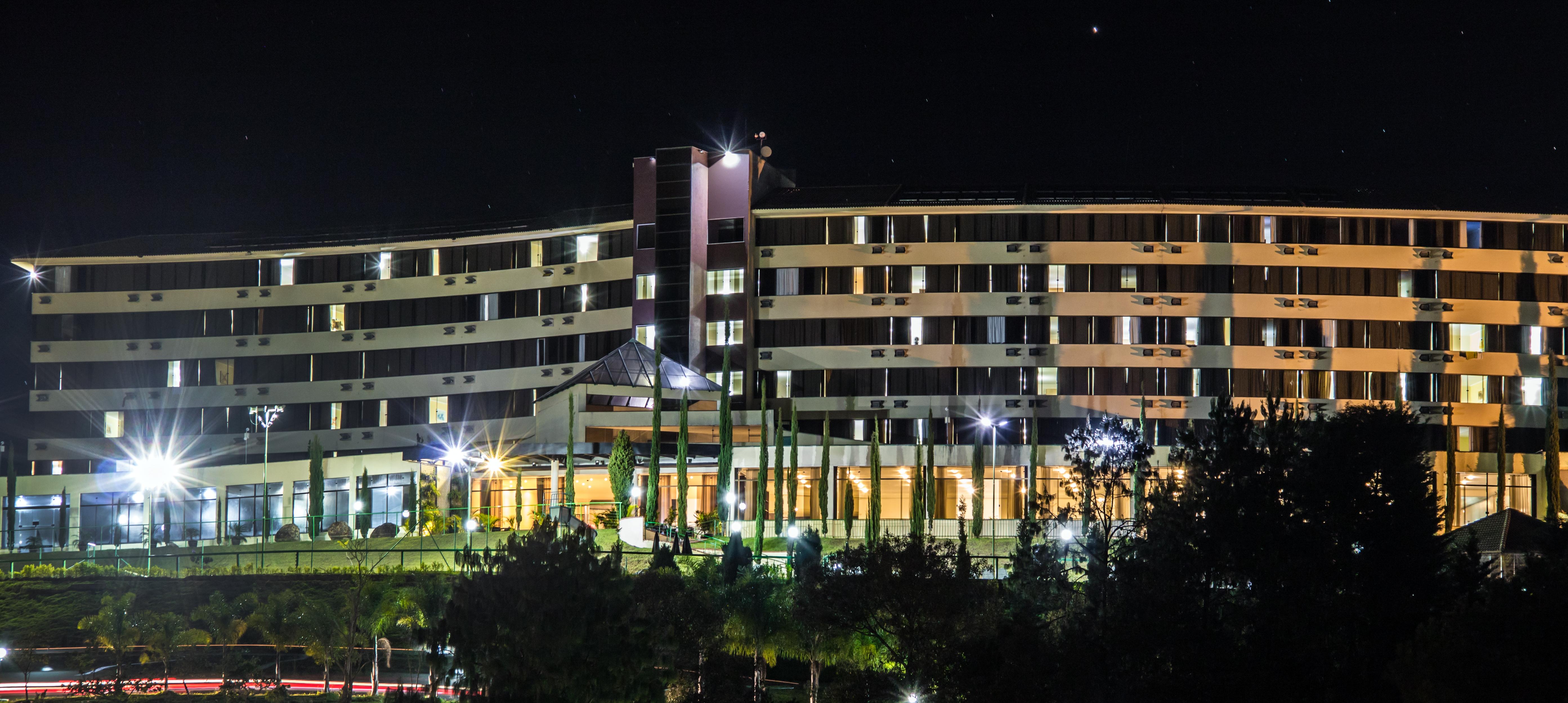 Hotel Golden Park All Inclusive Pocos De Caldas By Nacional Inn Zewnętrze zdjęcie The hotel at night