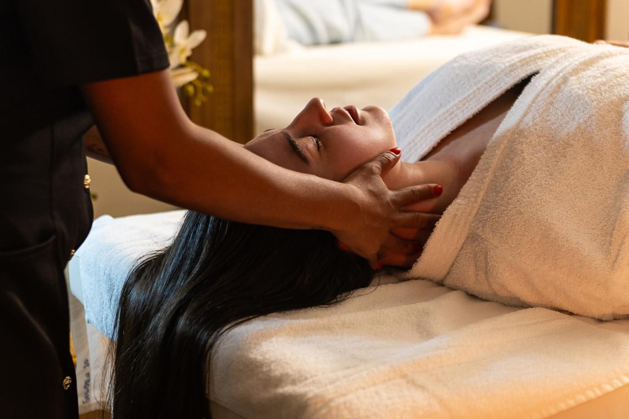Hotel Golden Park All Inclusive Pocos De Caldas By Nacional Inn Zewnętrze zdjęcie A woman receiving a head massage